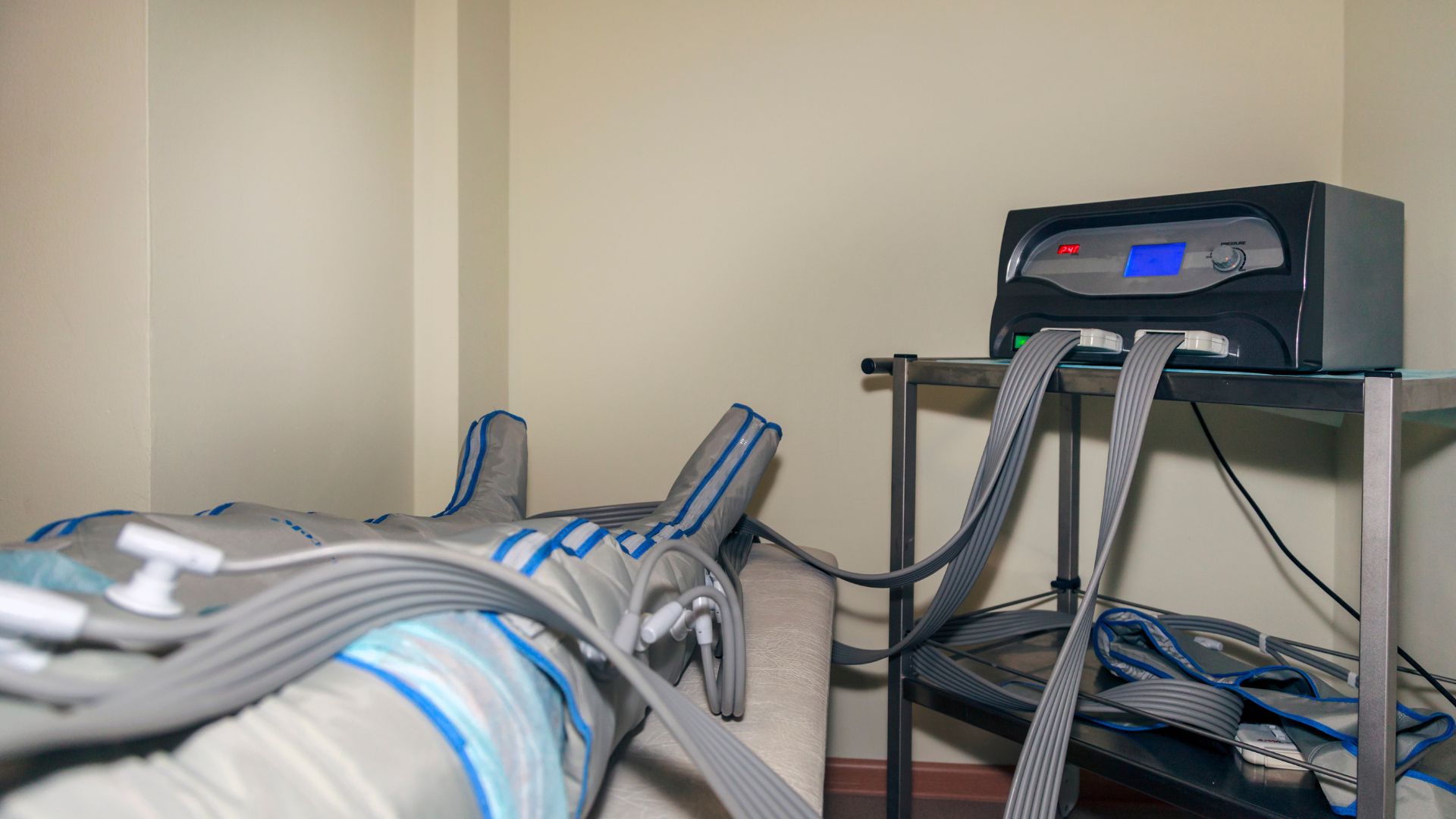 Suit for pressure therapy